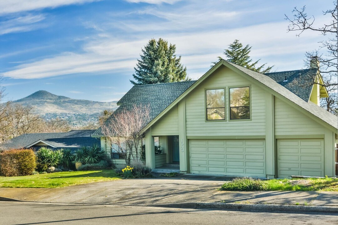 1043 Tamara Cir in Medford, OR - Building Photo