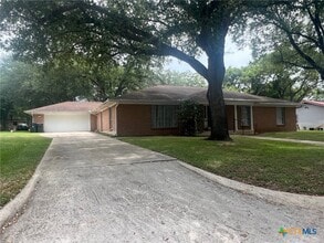 943 S Pecan Ave in Luling, TX - Building Photo - Building Photo