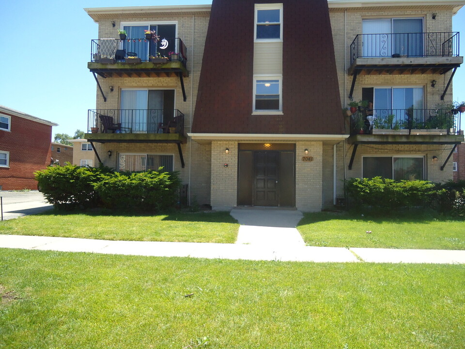 7041 99th St in Chicago Ridge, IL - Building Photo