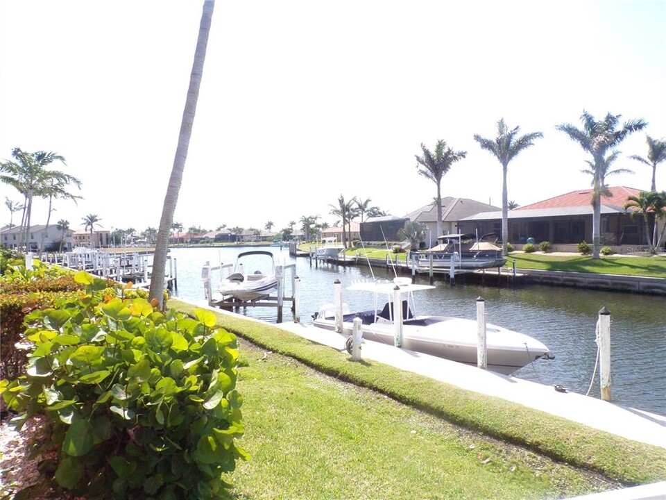 2002 Bal Harbor Blvd in Punta Gorda, FL - Foto de edificio