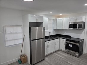 2911 NW 30th St in Miami, FL - Building Photo - Building Photo