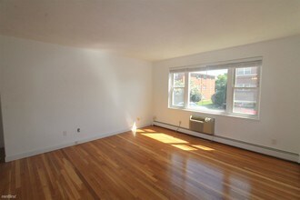 32 Whitman Rd-Unit -Apt 1-2 in Waltham, MA - Building Photo - Building Photo