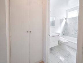 Spacious Units available - Great Location! -- Hollywood in Los Angeles, CA - Building Photo - Building Photo