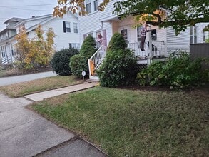 10 Elsmere Ave, Unit Second floor in Methuen, MA - Foto de edificio - Building Photo