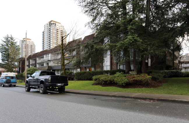 Montego Manor in Burnaby, BC - Building Photo - Building Photo