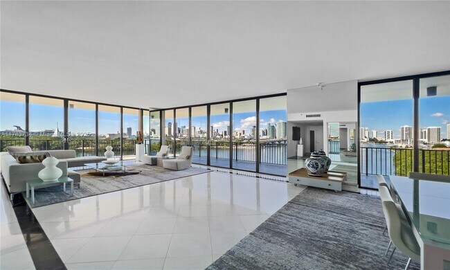 1000 Venetian Way in Miami Beach, FL - Building Photo - Building Photo