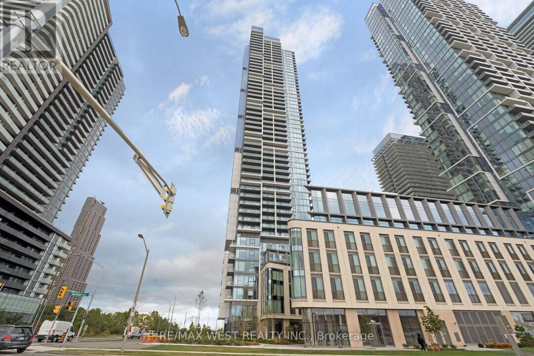 7890 Jane St in Vaughan, ON - Building Photo