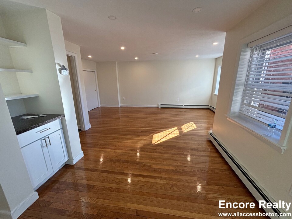 311 Tappan St, Unit 2 BED VERY CLEANNN in Brookline, MA - Building Photo