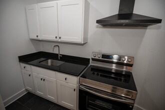 1388 W 83rd St, Unit 211 in Cleveland, OH - Building Photo - Building Photo