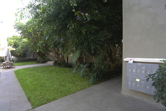 3208-3214 S Barrington Ave in Los Angeles, CA - Building Photo - Building Photo