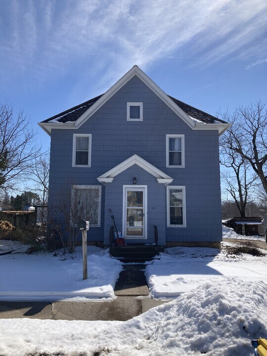 121 W Maple St in Viroqua, WI - Building Photo