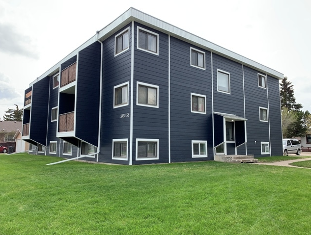 5920 58 Av in Red Deer, AB - Building Photo