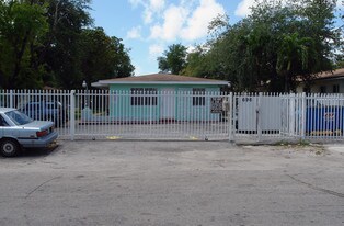 696 NE 85th St in Miami, FL - Building Photo