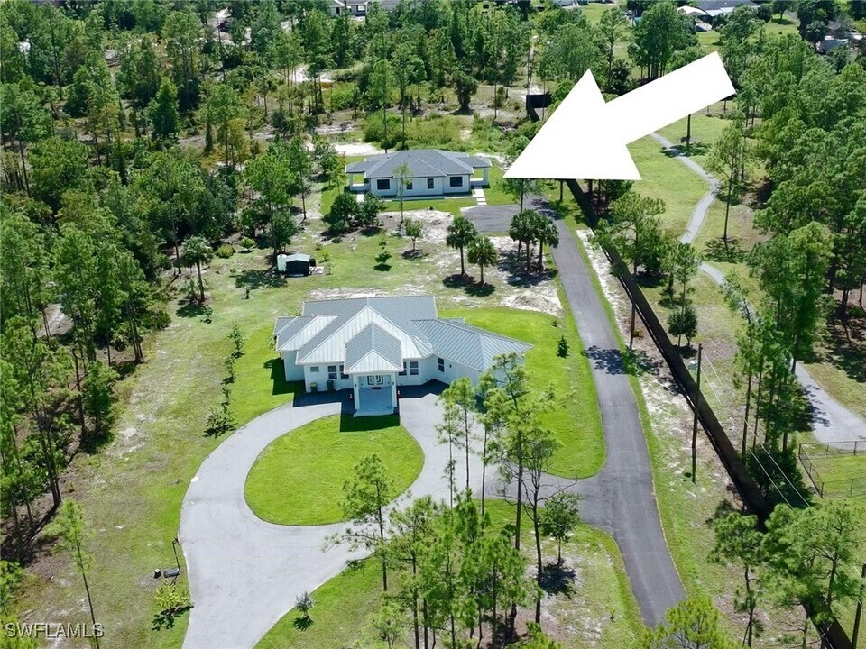 2586 Randall Blvd in Naples, FL - Building Photo