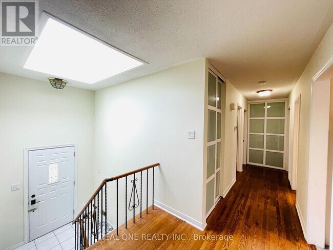 2249 Wyandotte Dr in Oakville, ON - Building Photo - Building Photo