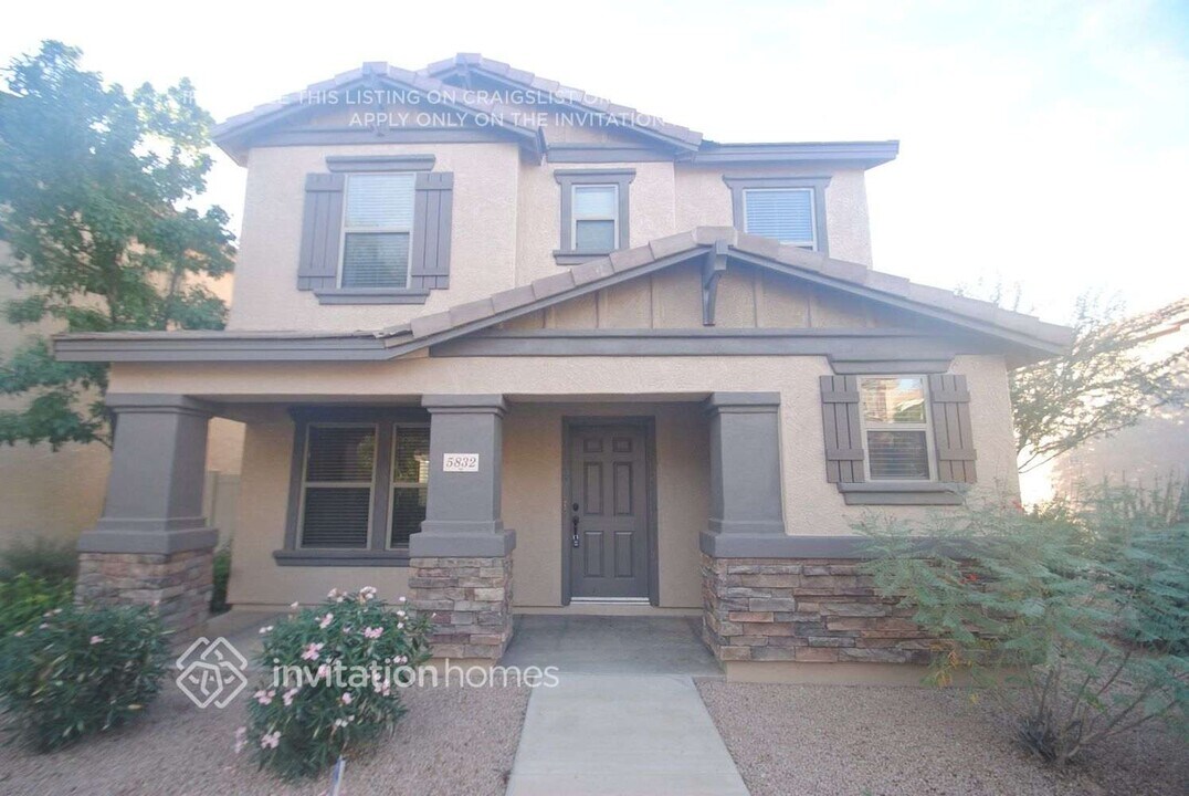 5832 E Holmes Ave in Mesa, AZ - Foto de edificio