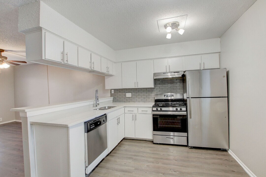 Miller Square & Spanish Trails in Austin, TX - Foto de edificio