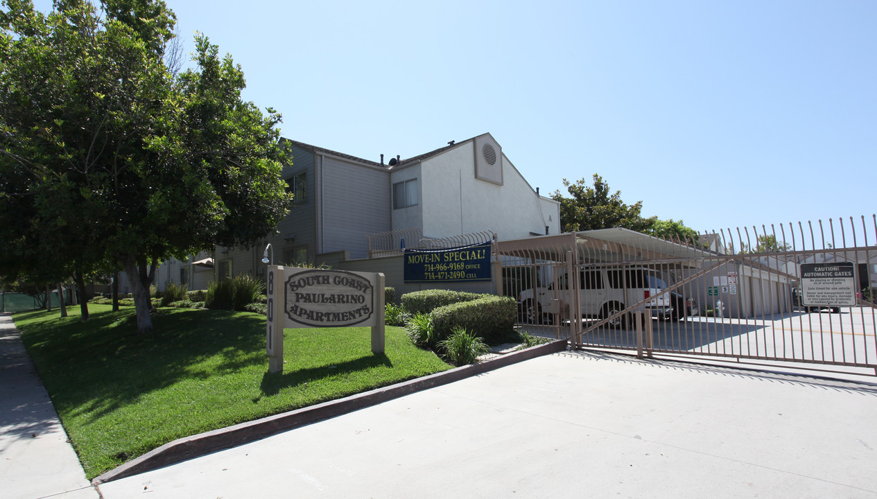 South Coast Paularino Apartments in Costa Mesa, CA - Foto de edificio