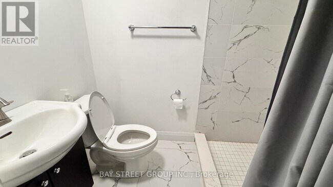 5745 Stanley Ave in Niagara Falls, ON - Foto de edificio - Building Photo