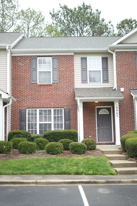 8065 Stoneham Ct in Matthews, NC - Building Photo