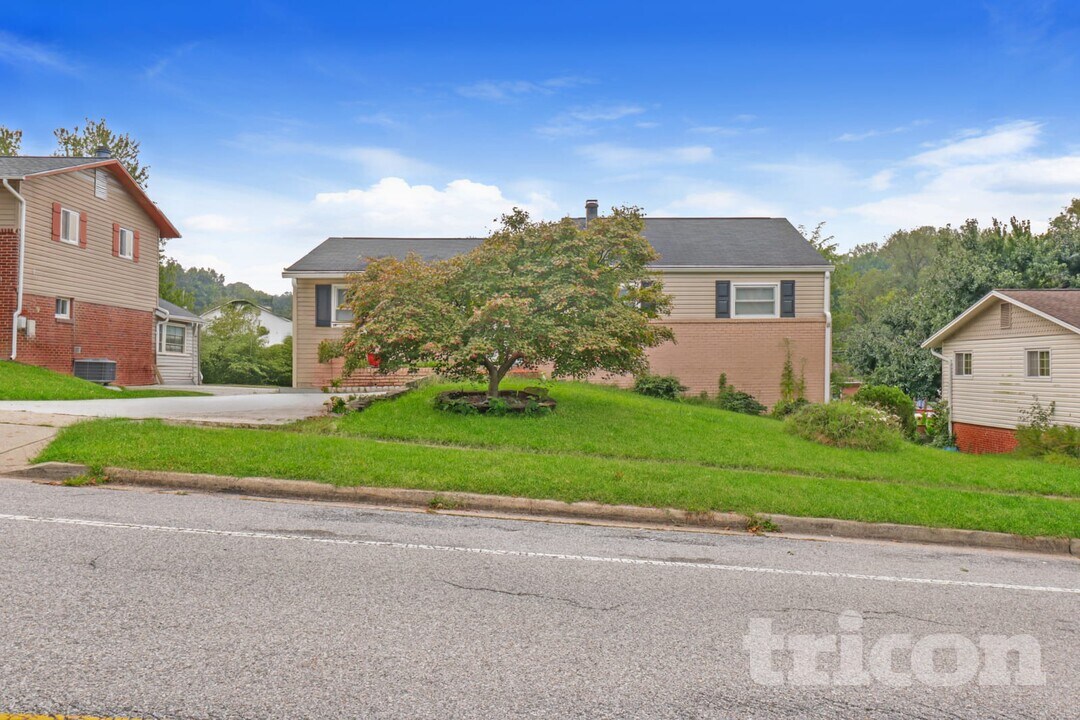 2305 Berkley St in Temple Hills, MD - Foto de edificio