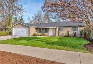 2725 Randolph St in Medford, OR - Building Photo - Building Photo