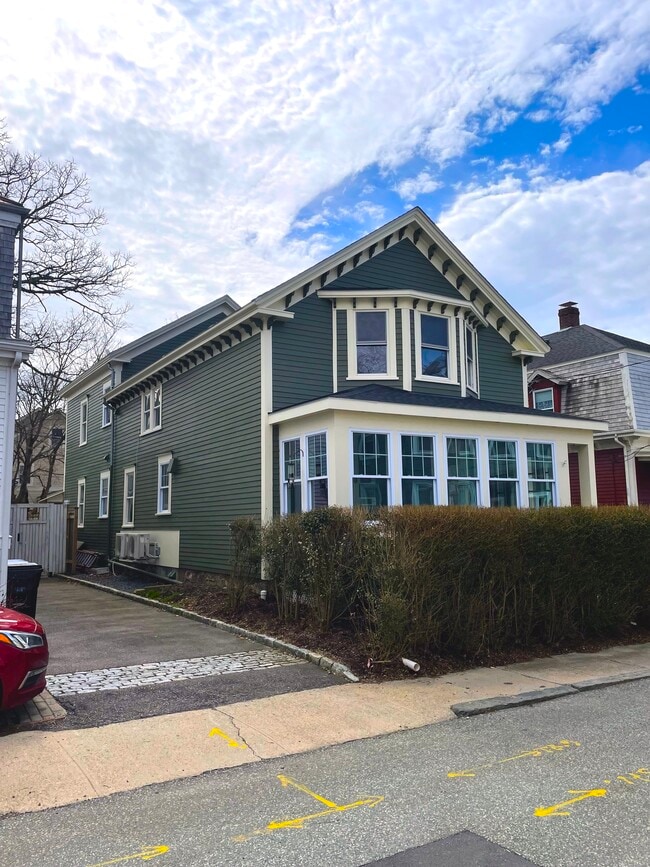 9 Tyler St, Unit 1 in Newport, RI - Building Photo - Building Photo