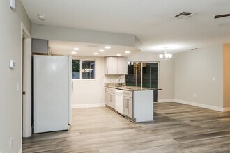 5404 Deltona Blvd in Spring Hill, FL - Foto de edificio - Building Photo