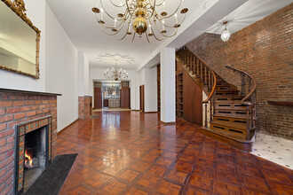 324 W 22nd St in New York, NY - Building Photo - Building Photo