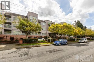 5488 Arcadia Rd in Richmond, BC - Building Photo