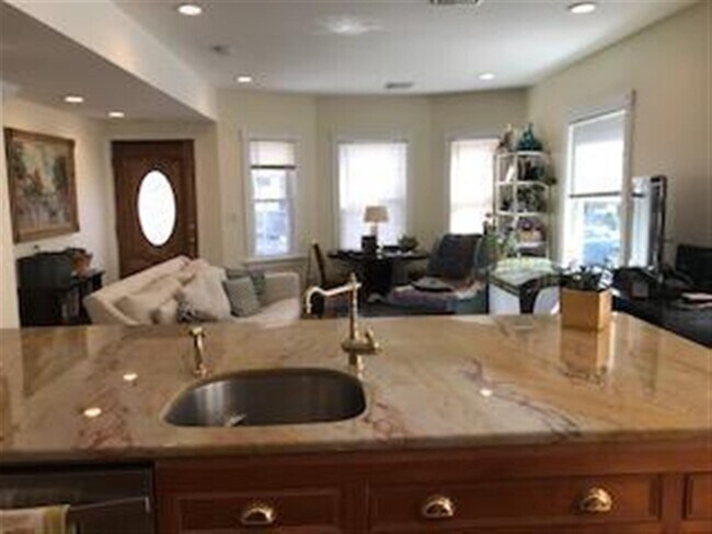 54 Montgomery St, Unit 1 in Cambridge, MA - Building Photo - Building Photo