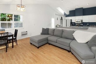 8215 1st St SE in Lake Stevens, WA - Foto de edificio - Building Photo