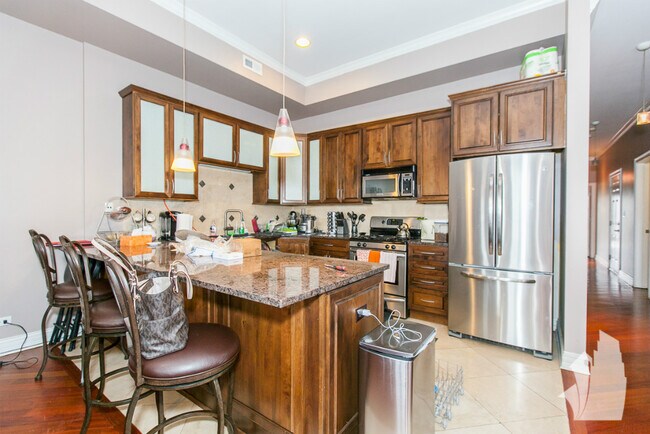 1357 W Grand Ave in Chicago, IL - Building Photo - Building Photo