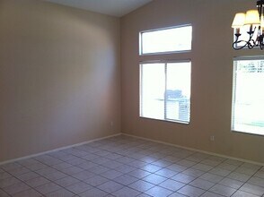 6004 Playa Del Sol Ct in Bakersfield, CA - Building Photo - Building Photo