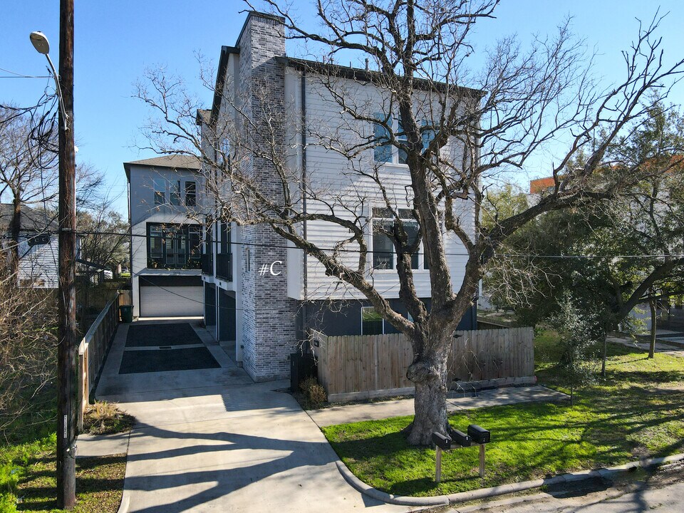 3107 Saint Charles St, Unit C in Houston, TX - Building Photo
