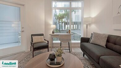 5256 International Dr in Orlando, FL - Building Photo - Building Photo