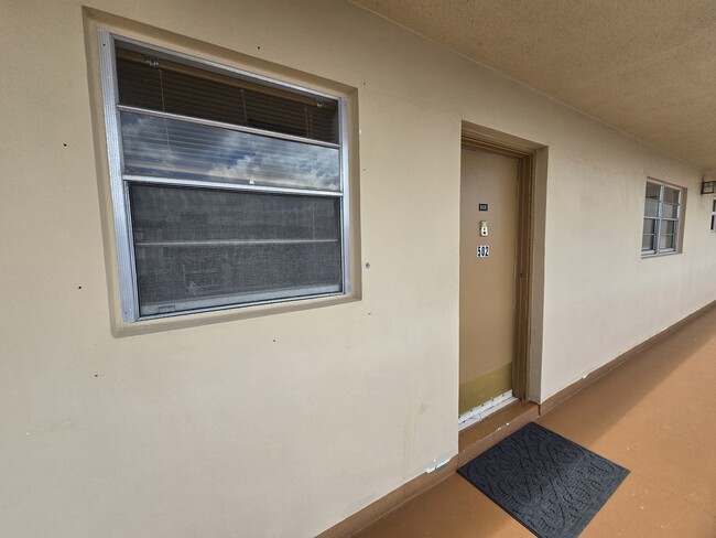 218 NE 12th Ave, Unit 502 in Hallandale Beach, FL - Building Photo - Building Photo