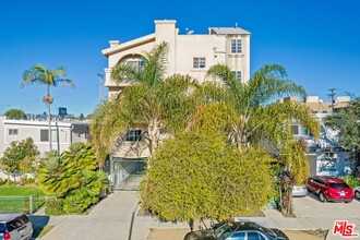 12311 Pacific Ave in Los Angeles, CA - Foto de edificio - Building Photo