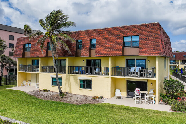 Cocoa Beach Club Condominiums in Cocoa Beach, FL - Building Photo - Building Photo