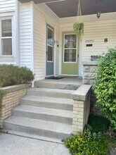 8 E Euclid Ave, Unit First Floor in Arlington Heights, IL - Foto de edificio - Building Photo
