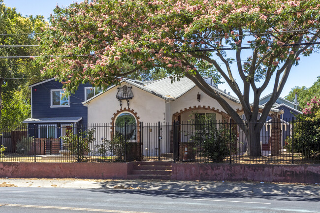 4146 Broadway in Sacramento, CA - Building Photo - Building Photo