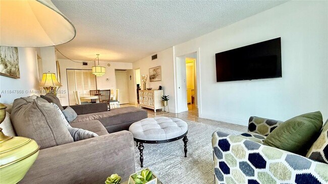 100 Bayview Dr in Sunny Isles Beach, FL - Building Photo - Building Photo