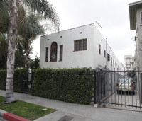 1725 N Bronson Ave in Los Angeles, CA - Foto de edificio - Building Photo