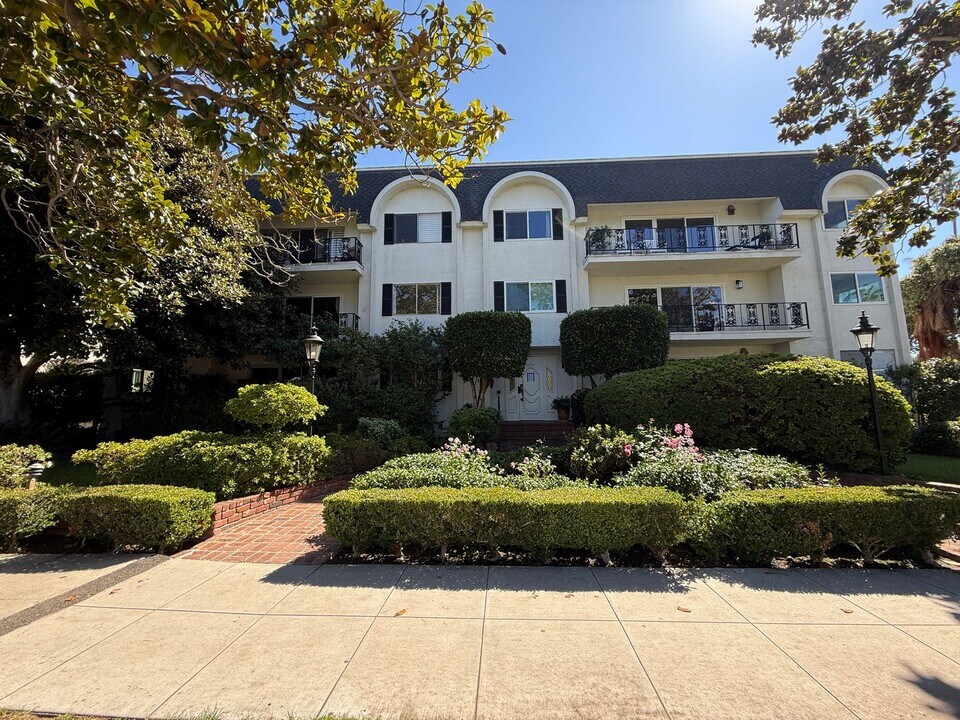 Welcome to 404 San Vicente — Prime Santa M in Santa Monica, CA - Building Photo