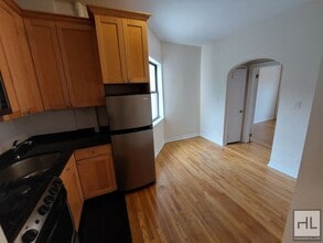 212 Grand St in New York, NY - Building Photo - Building Photo