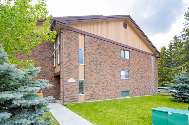 326 Beaver St in Banff, AB - Building Photo - Building Photo