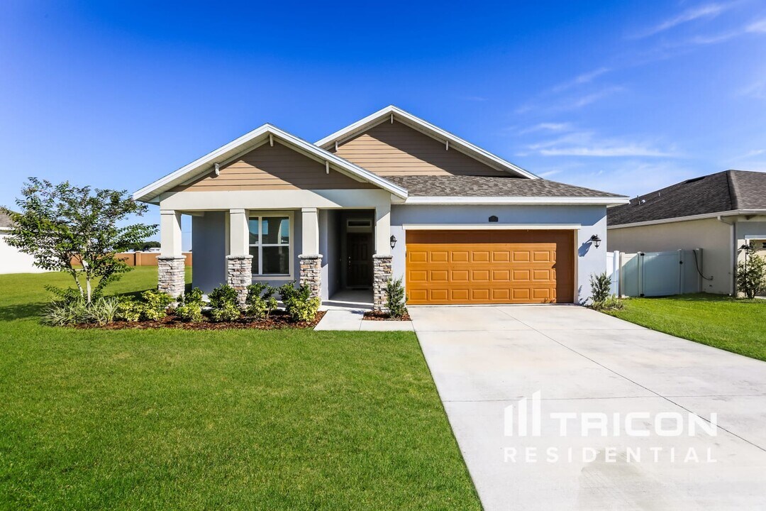 13213 Lake Yale View Loop in Grand Island, FL - Building Photo