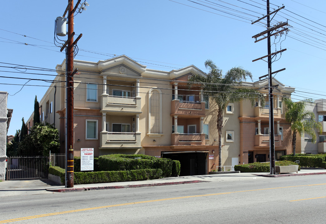 Vanowen Court Luxury Apartments in Van Nuys, CA - Building Photo