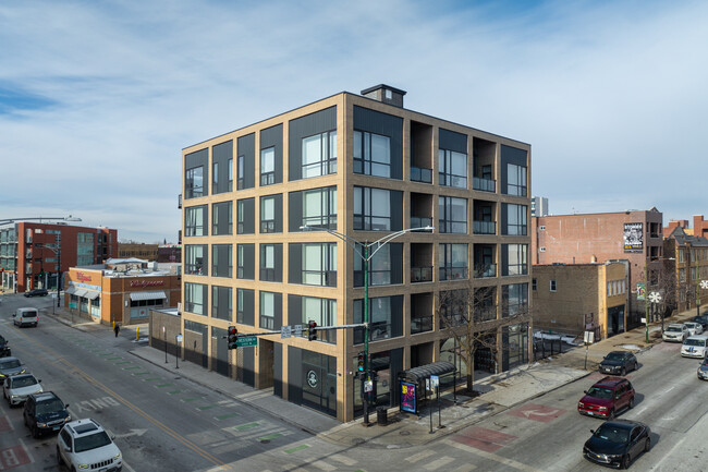 2406 W Armitage Ave in Chicago, IL - Building Photo - Building Photo