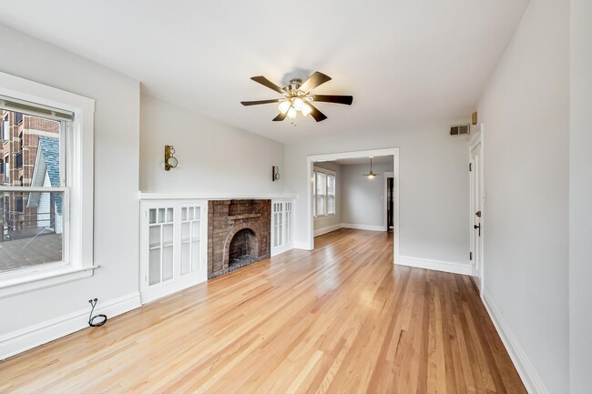 2436 W Diversey Ave in Chicago, IL - Building Photo - Building Photo